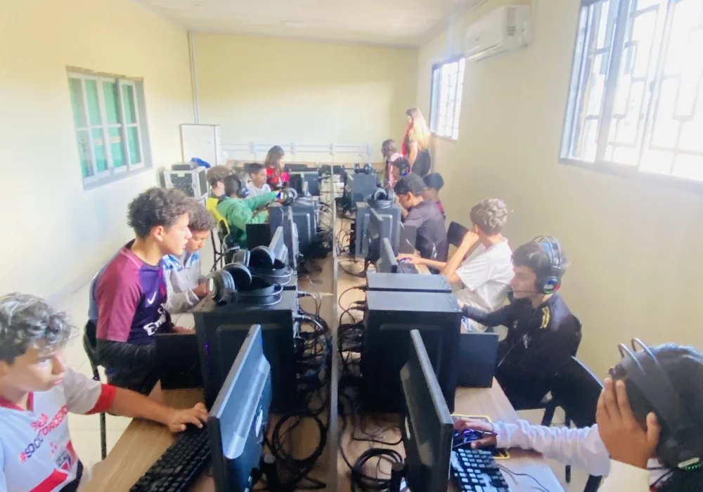 Criancas e adolescentes em oficina de tecnologia