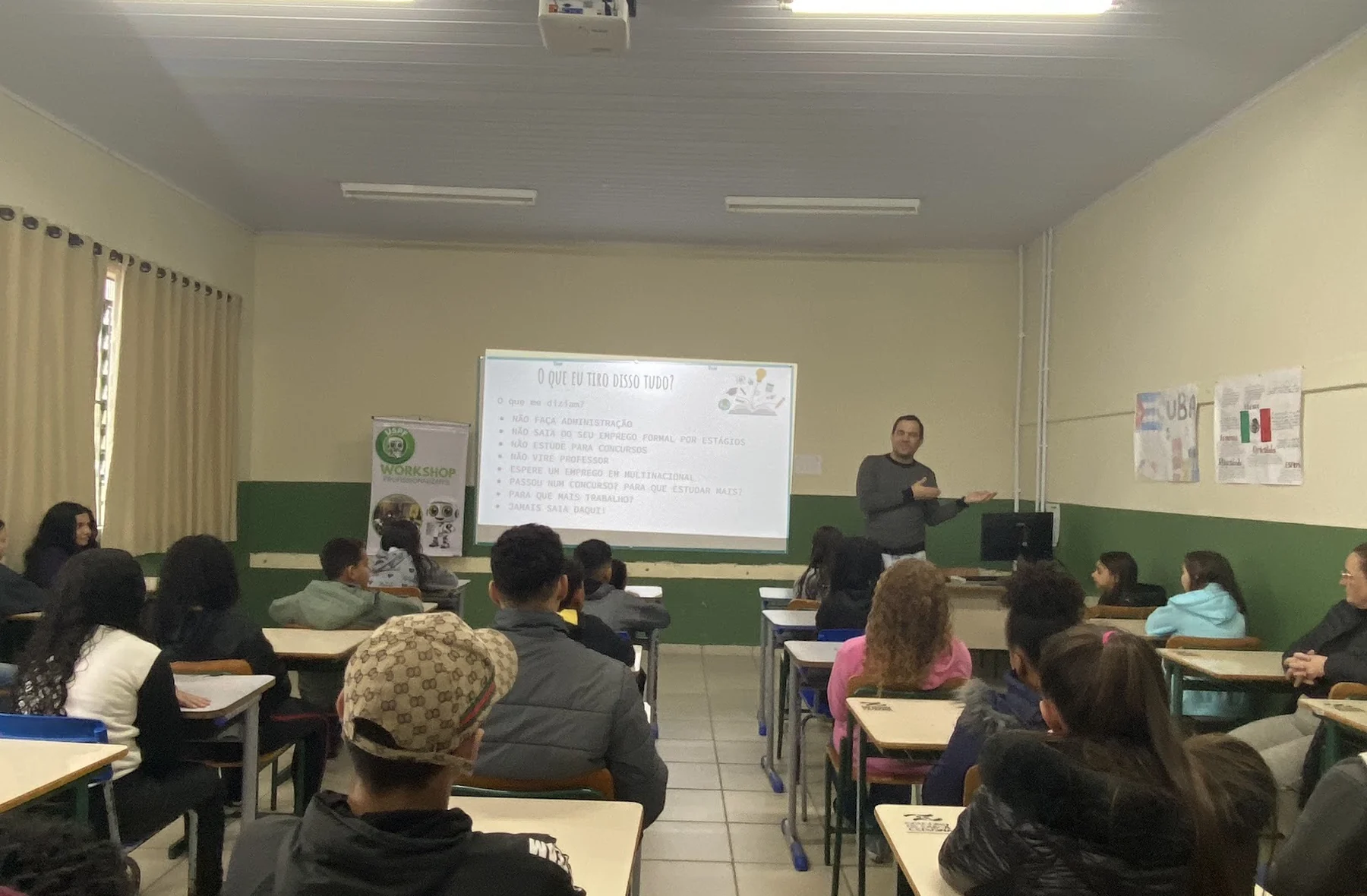 Jovens em sala de aula no programa da USPF